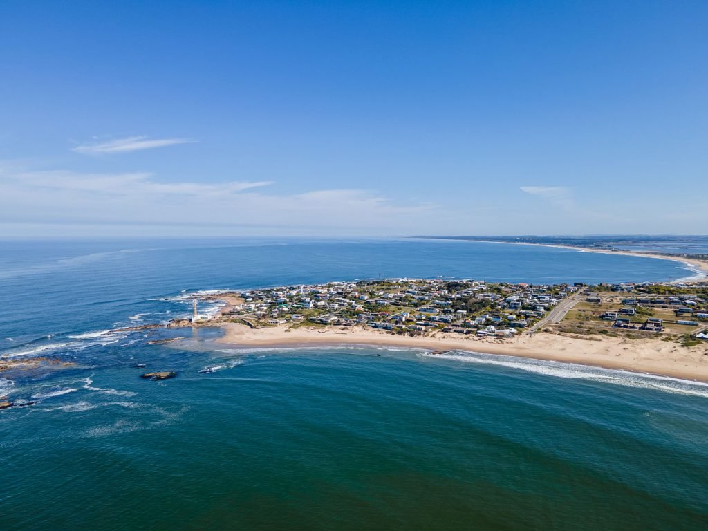 Can foreigners buy real estate in Uruguay?